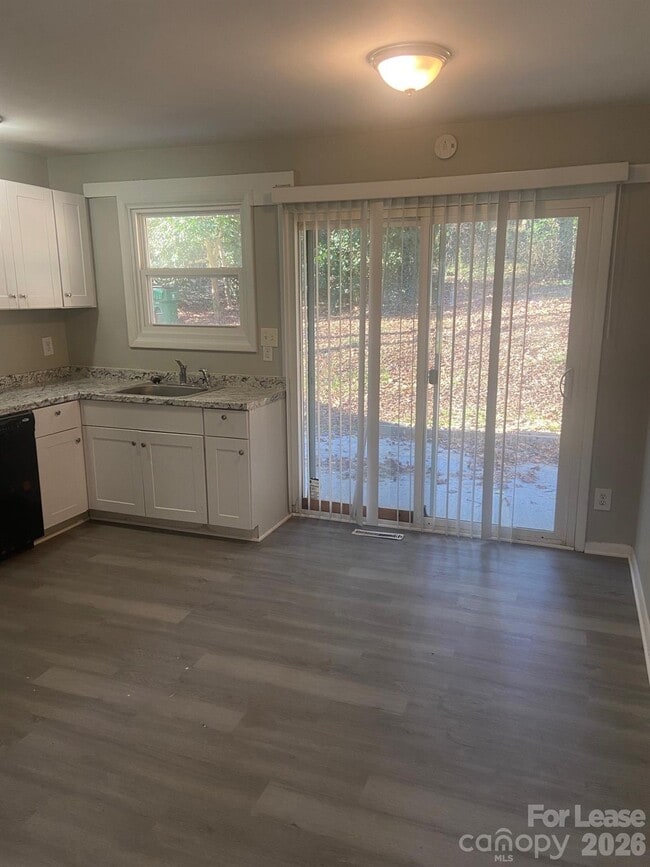 Building Photo - 526 Blendwood Dr