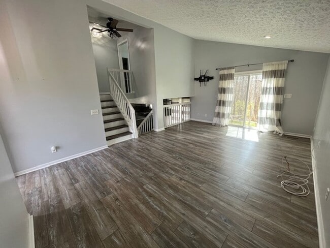 Building Photo - Beautifully remodeled 3 bedroom, 2.5 bath, 2 car garage
