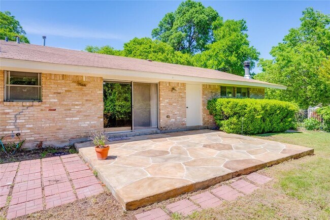 Building Photo - 405 Westbrook Dr