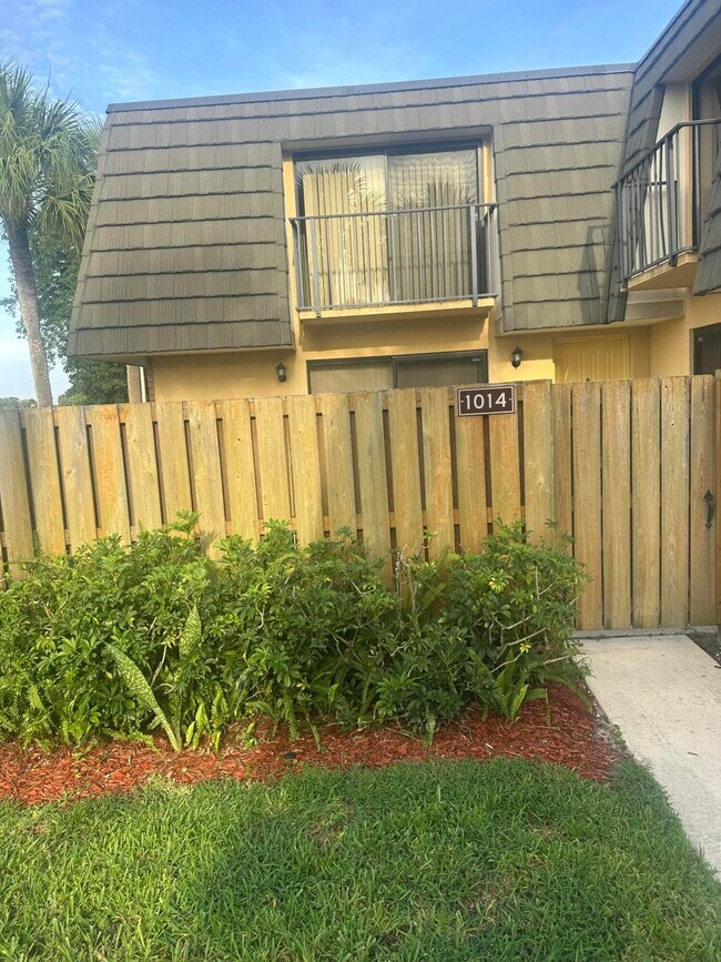 Building Photo - 1014 10th Way