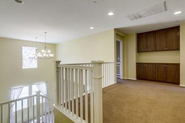 Building Photo - Beautiful Sky Ranch home with Spectacular Views!