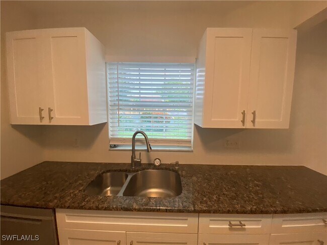 Building Photo - 7035 Cedarhurst Dr