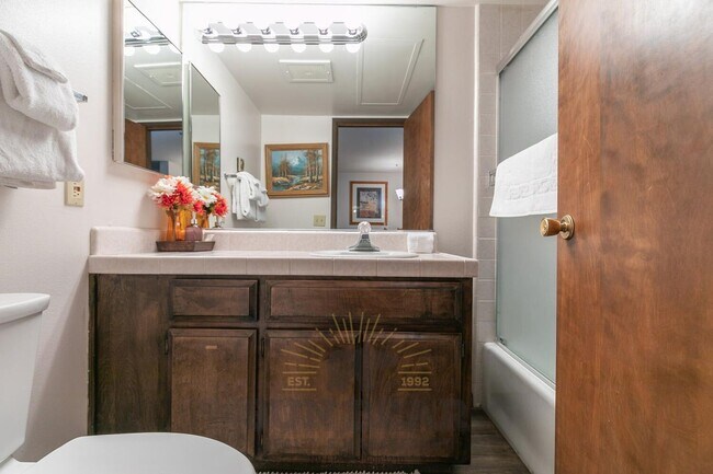 Building Photo - Adorable Condo w Elevator & Open Condo Garage