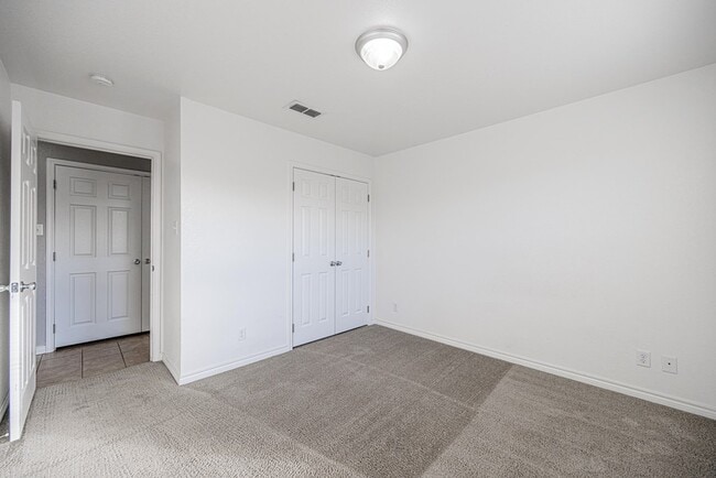 Building Photo - 1121 Laredo Dr