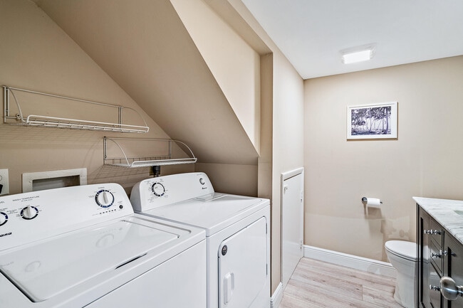 Building Photo - 825 Center St