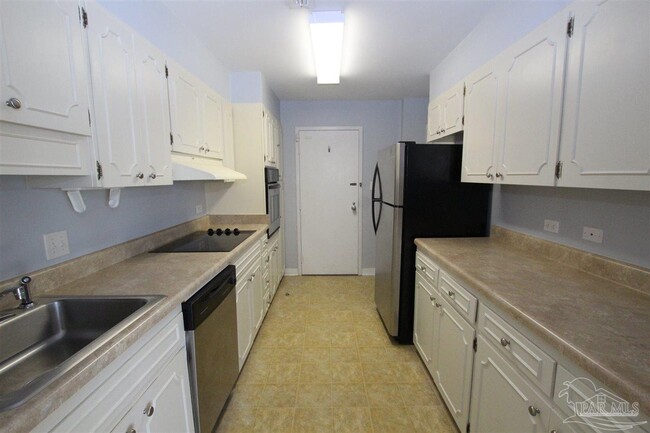 Building Photo - 825 Bayshore Dr