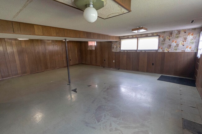 Building Photo - 1213 E Smiley Ln