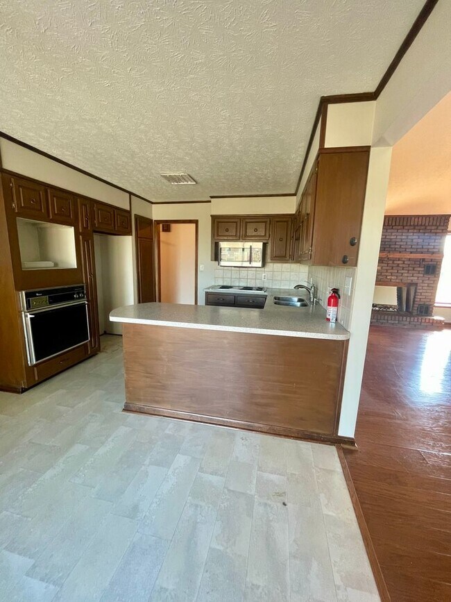 Building Photo - Spacious 3-Bedroom Ranch for Rent in Franklin, KY!