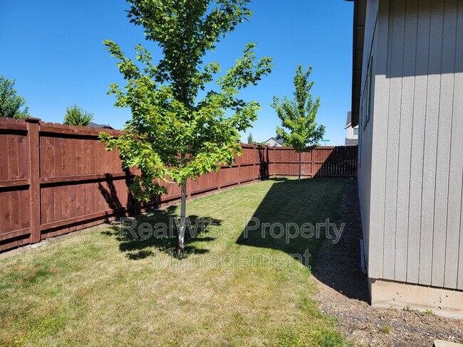 Building Photo - 2482 NW Glen Oak Ave