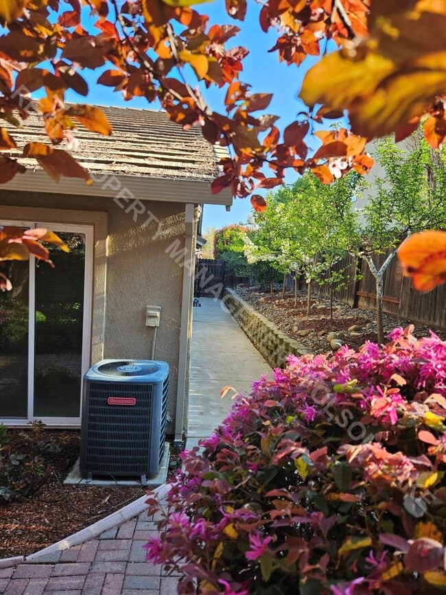 Building Photo - Coming Soon – 3 Bed / 2 Bath Home Near Folsom High School