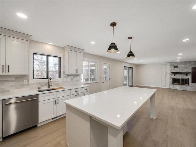 Building Photo - 7783 Kingsview Ln N