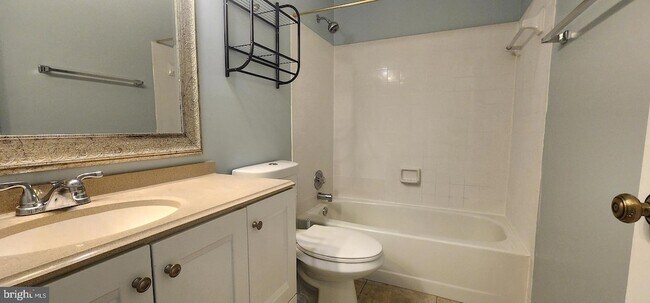 Building Photo - 10204C Ashbrooke Ct