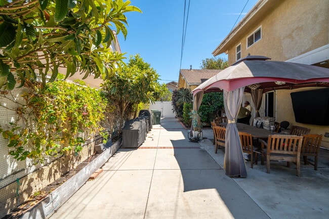 Space for entertaining - 2703 Gates Ave