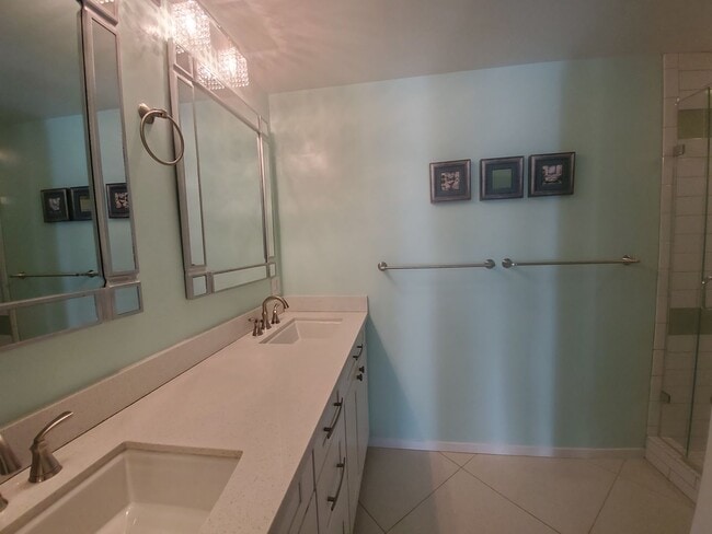 Building Photo - Renovated Pacific Heights 2x2 Condo with g...