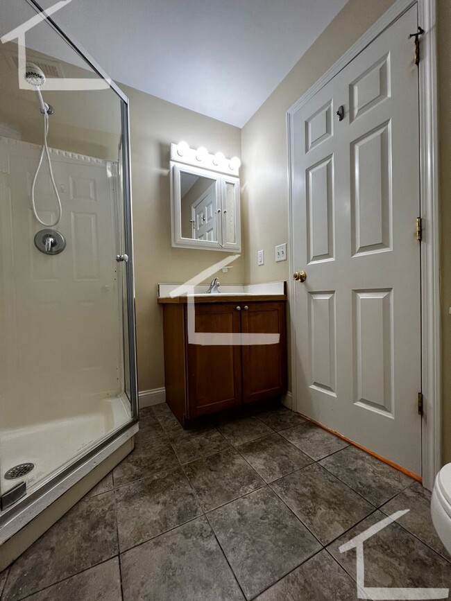 Building Photo - 9/1/25 Amazing South Campus 4BR/2BA w/balc...