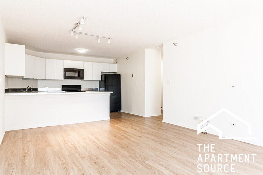 Building Photo - 1120 N La Salle Dr