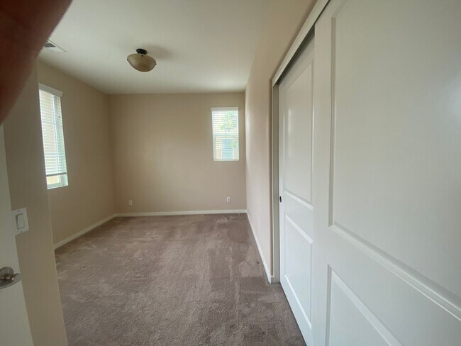Building Photo - 4 Bedroom Town Home in Willow Heights Diam...