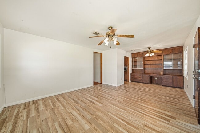 Building Photo - 602 N Circle Dr