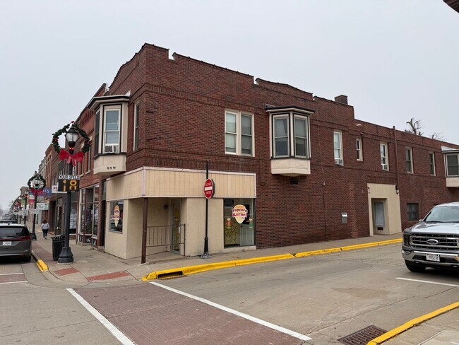 Building Photo - Spacious 4-Bedroom Apartment with Main Street Views