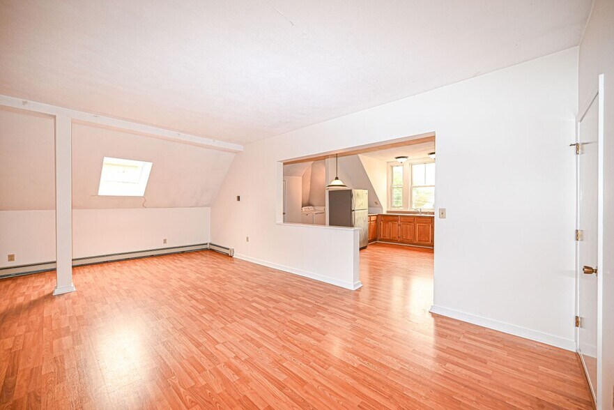 Building Photo - 55B N Bay St