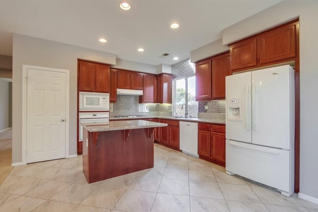 Building Photo - Beautiful 5 bedroom home in highly desired Carlsbad neighborhood