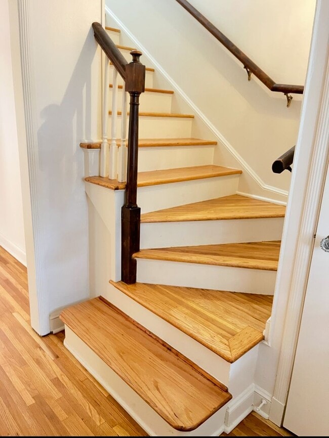 Building Photo - Beautifully updated midtown charmer!