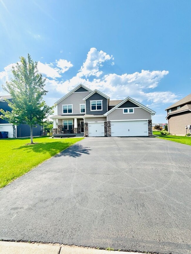 Building Photo - Stunning 5bed/3 1/2 bath Home in Shakopee!