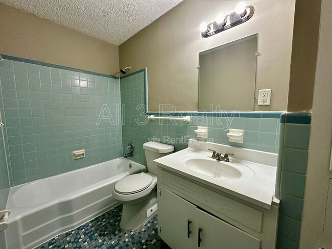 Building Photo - 1009 Rosedale Dr