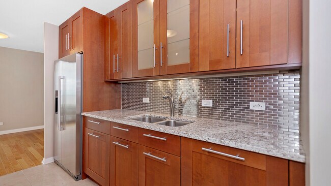 Building Photo - 2500 N Lakeview Ave