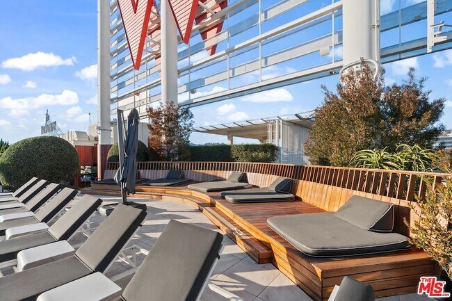 Building Photo - 6250 Hollywood Blvd