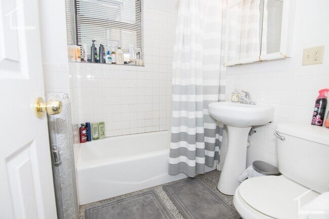 Building Photo - Beautiful apartment/ great value in Bright...