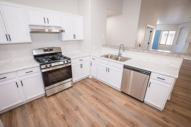 Building Photo - 4 Bedroom, 2 Bath, Split Floor Plan, 2 Car Garage, Central A/C