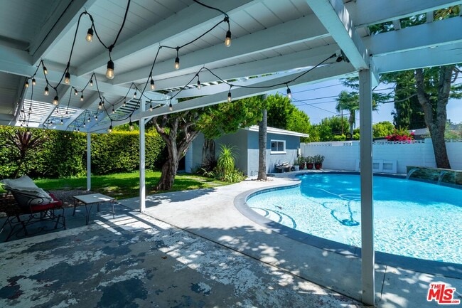 Building Photo - 5652 Fallbrook Ave