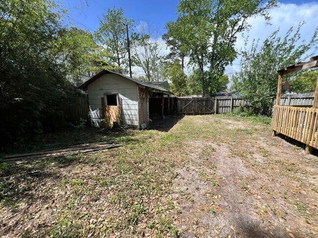 Building Photo - MOVE IN READY!