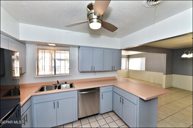 Building Photo - 5613 Creston Ave