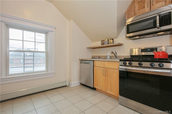 Building Photo - 270 W 261st St