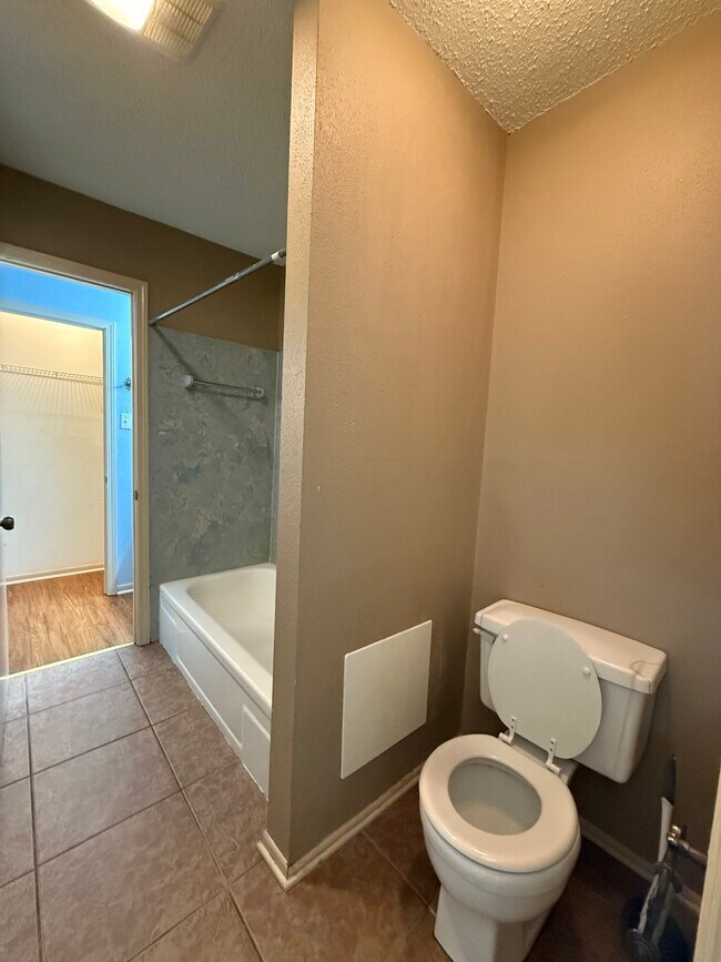 Building Photo - 2331 Justin Ln