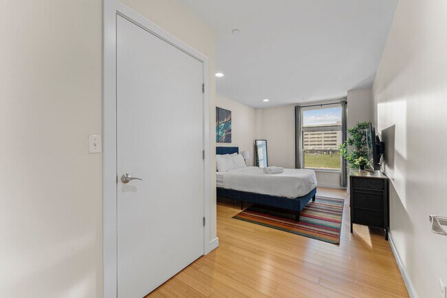 Building Photo - 601 Albany St