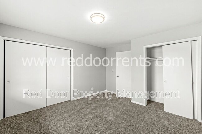 Building Photo - 10301 Medallion Dr