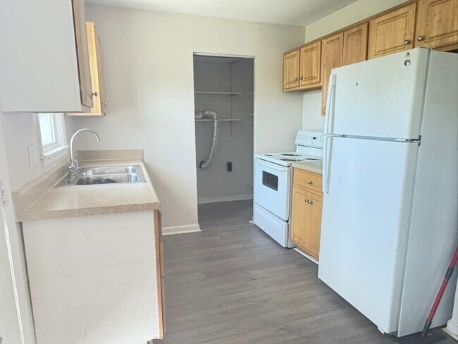 Building Photo - Edenroc Ln.