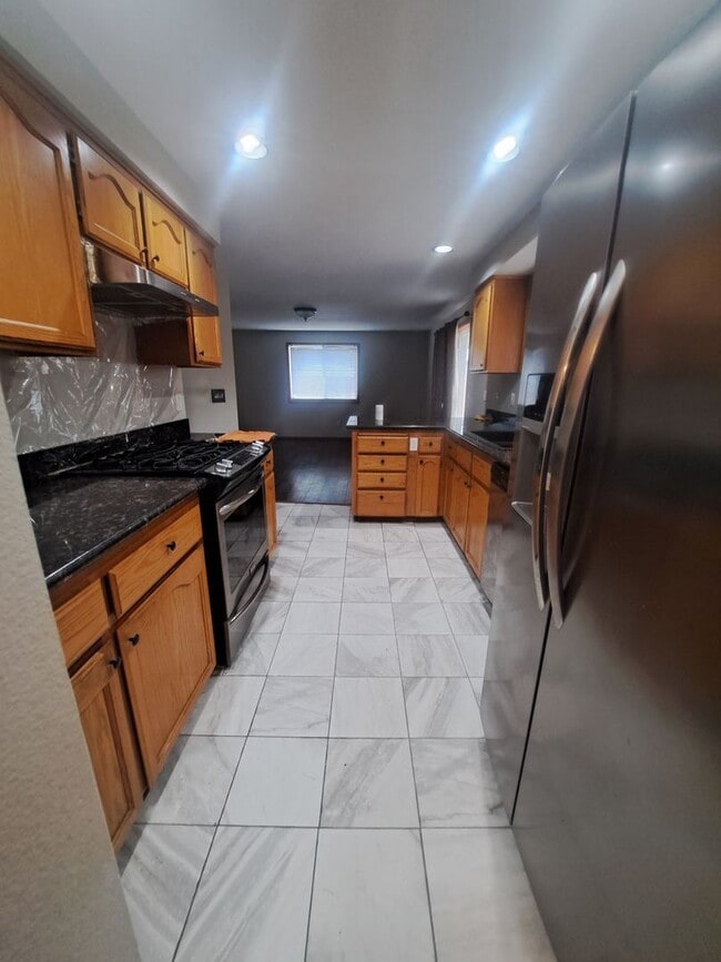 Building Photo - 3 BEDROOM - AC - move in ready