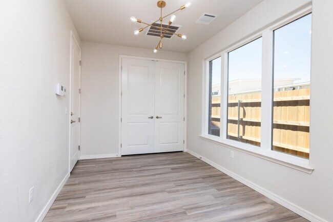 Two Story (3 bed/3.5 bath/1 car garage) - 406 38th St