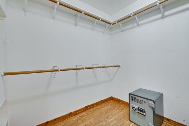 Building Photo - Beautiful 4 bedroom, 3 bath in desirable C...