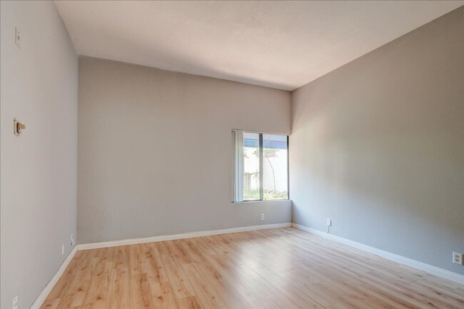 Building Photo - 1 Bedroom Condo in the UTC Area! Remodeled...