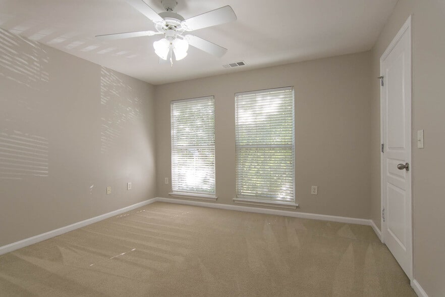 Building Photo - 490 Barnett Shoals Rd