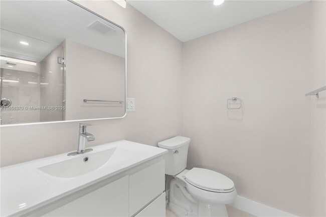 Building Photo - 1331 Lincoln Rd