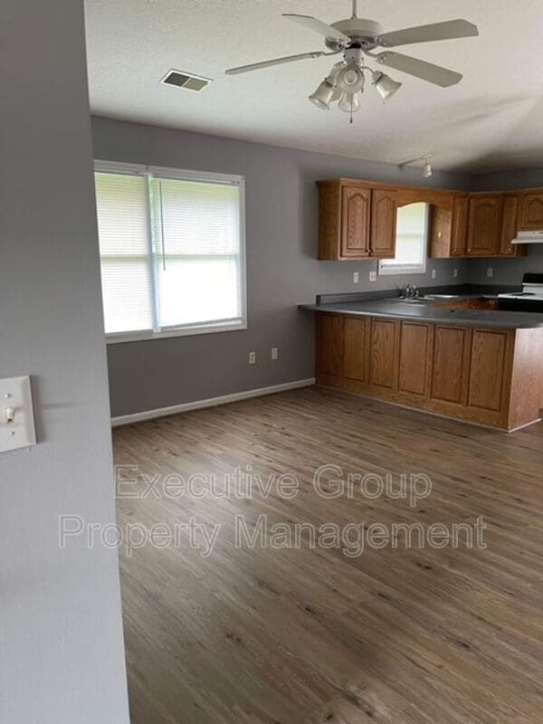 Building Photo - 104 Cottage Cir