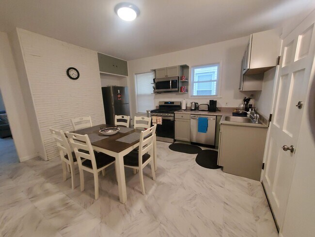 Spacious and luminous kitchen - 87 Vinton St