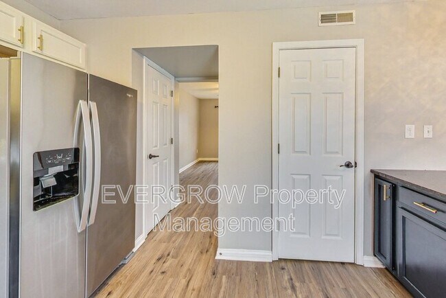Building Photo - 1115 Spend a Buck Ct