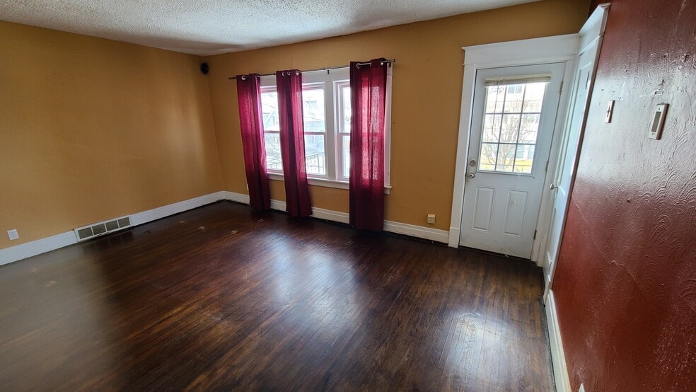 Living room with upper porch access - 439 Goethe St